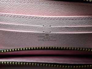 Designer-style wallet with pink lining and gold tone hardware - 4