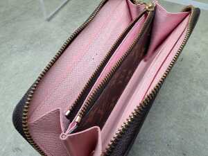 Designer-style wallet with pink lining and gold tone hardware - 5