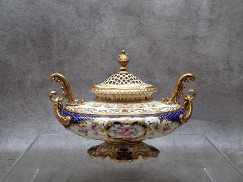 Wedgwood urn form porcelain pot pourri