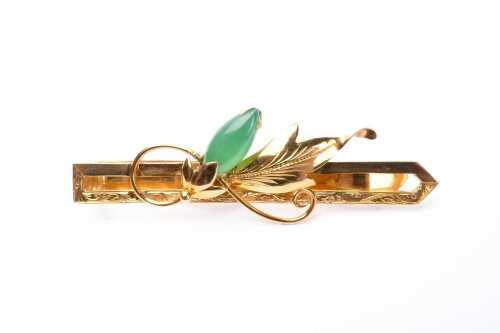 A vintage jade tie bar in 12 carat yellow gold