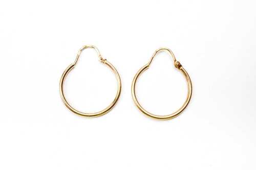 A pair of hoops in 9 carat yellow gold