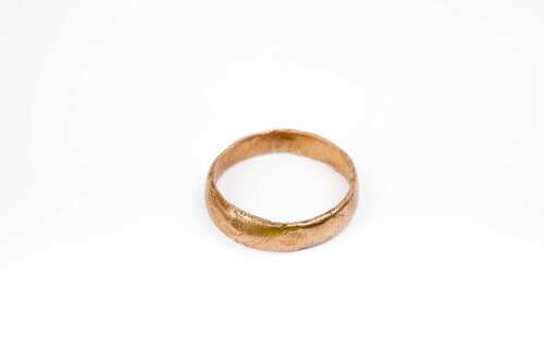 A wedding band in 18 carat yellow gold