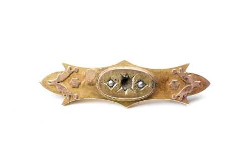 An antique brooch in 15 carat yellow gold