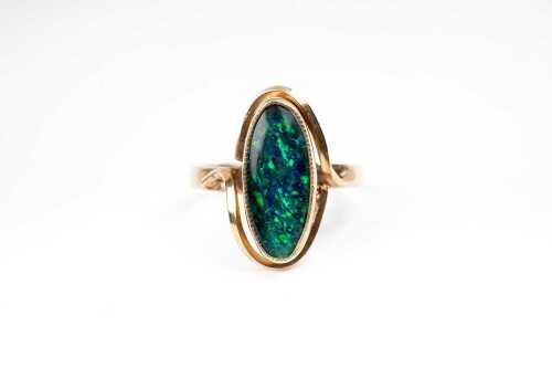 A vintage triplet opal ring in 9 carat yellow gold