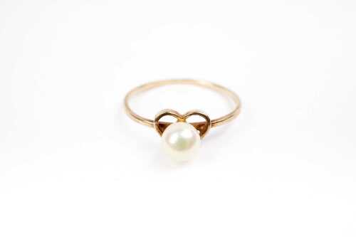 A vintage pearl ring in 9 carat yellow gold
