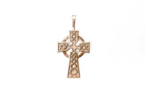 A Celtic cross in 9 carat yellow gold