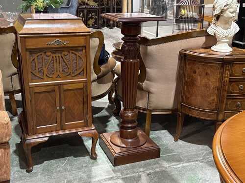 Fluted turned pedestal stand