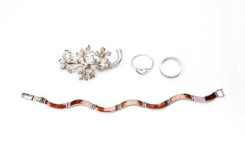 A collection of jewellery in sterling silver