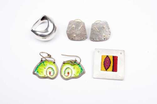 A collection of jewellery in sterling silver.