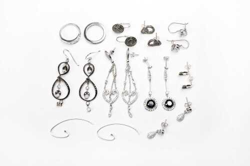 A collection of jewellery in sterling silver