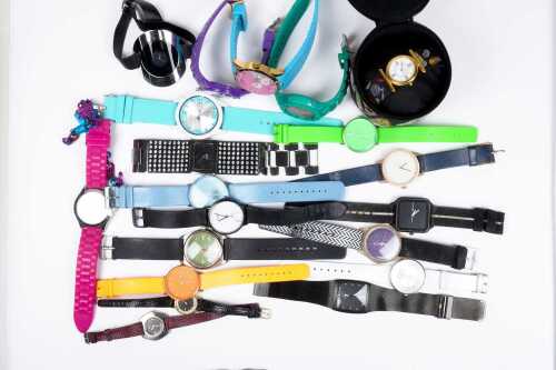 A large collection of fashion watches
