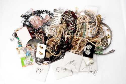 A large collection of vintage jewellery