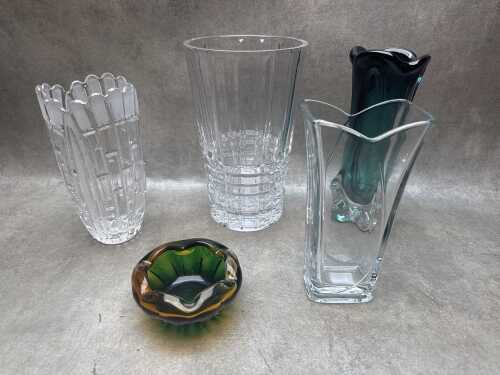 Five assorted crystal and glass decorative pieces