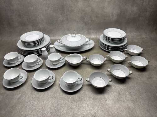 Noritake 'Damask' porcelain dinner setting for six