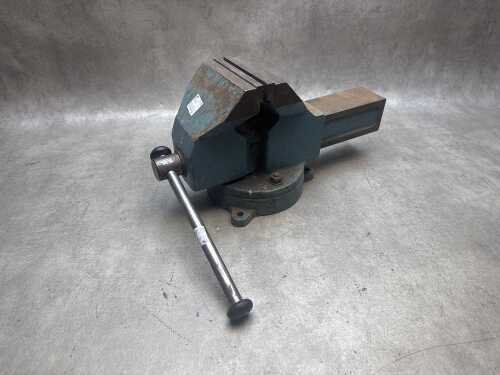 Heavy-duty bench vice with swivel base, steel jaws and winding handle.