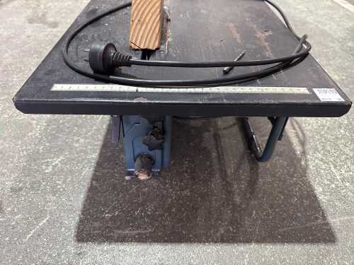 Bench-mounted scroll saw