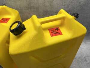 Two Proquip diesel pour cans - 3