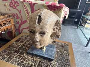 Reproduction bust of Tutankhamen on a stone base - 3