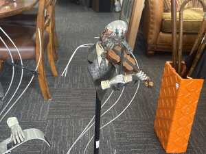 Two contemporary metal wire musician figures on timber bases - 3