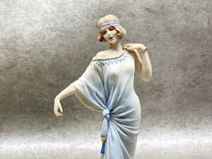 Two Capodimonte 'Mode Liberty' porcelain figures - 4
