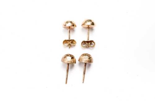 Two pairs of stud earrings in 9 carat yellow gold