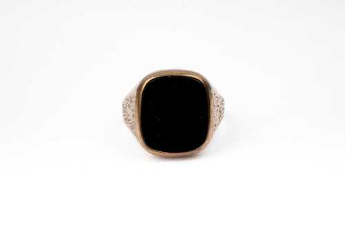 A vintage onyx signet ring in 8 carat yellow gold