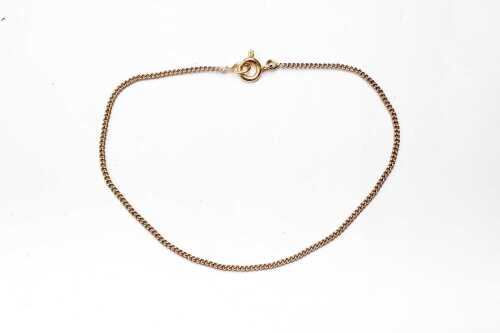 A curb link bracelet in 18 carat yellow gold