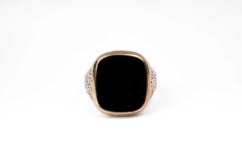 A vintage onyx signet ring in 8ct yellow gold
