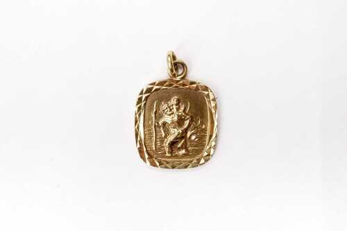 A Saint Cristopher pendant in 8ct yellow gold