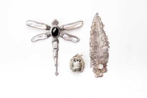 A collection of jewellery in sterling silver