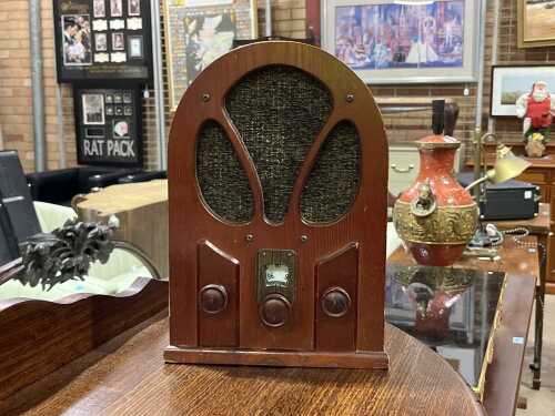 Yayoy vintage-style radio