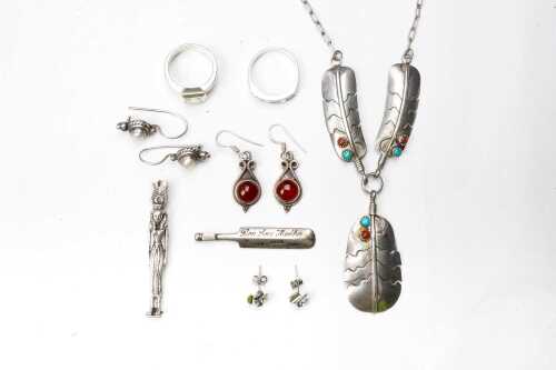 A collection of jewellery in sterling silver