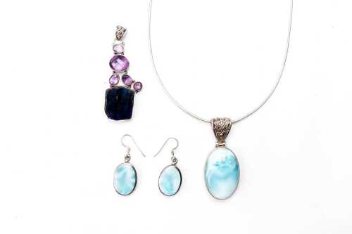 A collection of jewellery in sterling silver