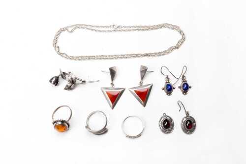 A collection of jewellery in sterling silver