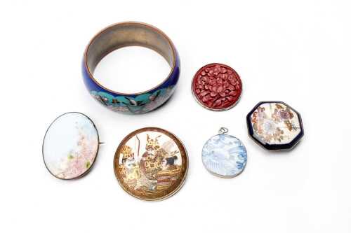 A collection of vintage jewellery