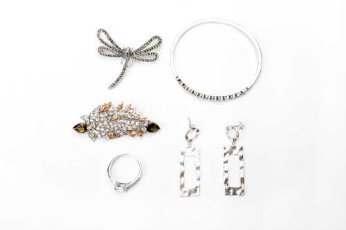 A collection of jewellery in sterling silver