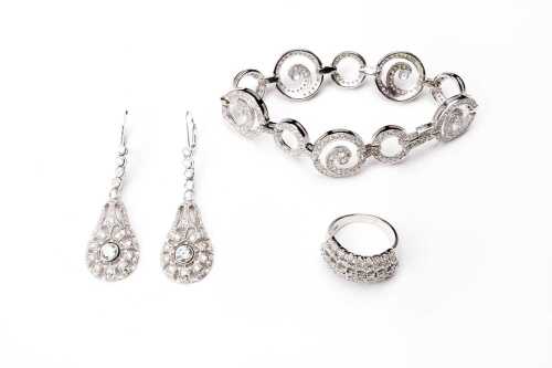A collection of jewellery in sterling silver