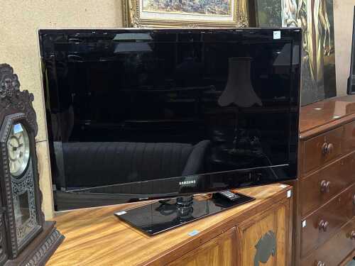 Samsung 40'' TV on glass swivel stand