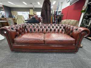 Brown leather Chesterfield two-seater sofa - 2