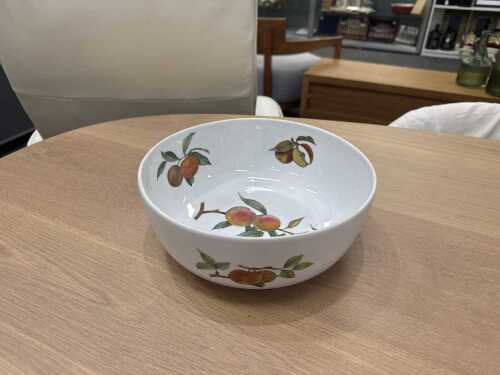 Royal Worcester Evesham 'M' serving bowl
