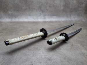 Two decorative Japanese katana swords (requires a weapons-edge license) - 2