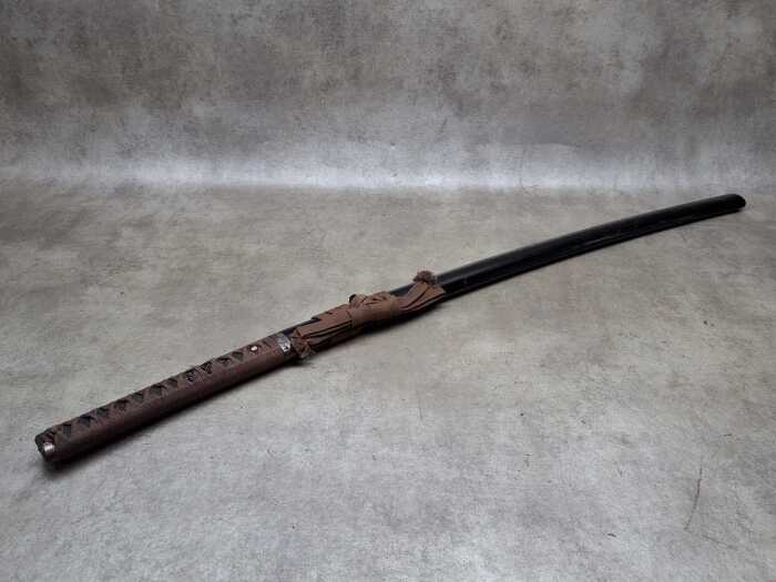 Decorative Japanese katana with sheath (requires a weapons-edge license)