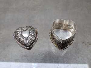 An antique carved box in sterling silver. - 2