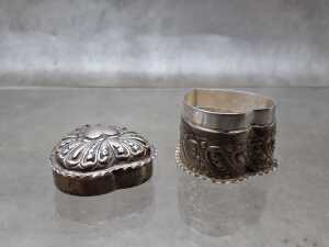 An antique carved box in sterling silver. - 3