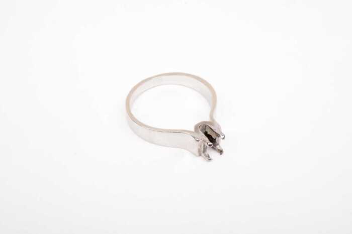 A ring setting in 18 carat white gold and platinum