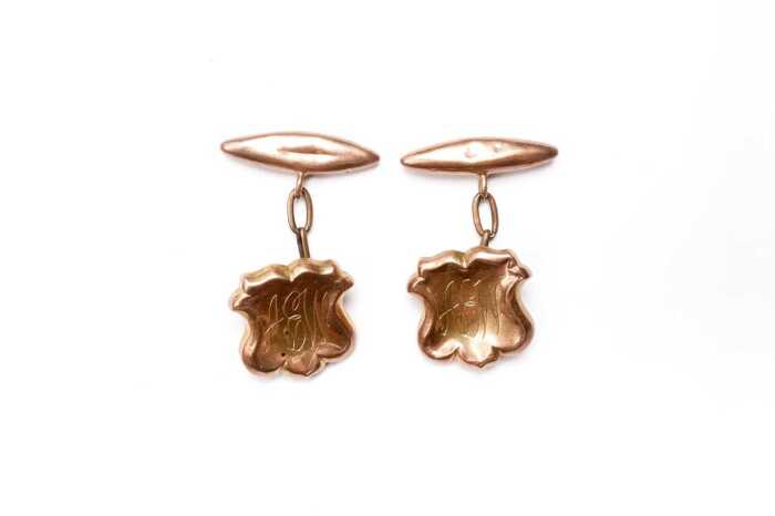 A pair of antique cufflinks in 9 carat yellow gold