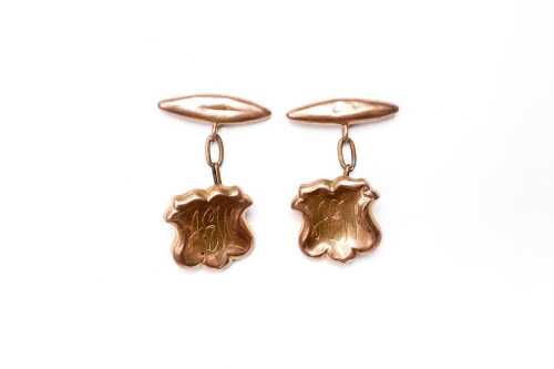 A pair of antique cufflinks in 9 carat yellow gold