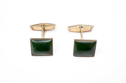 A pair of chrysoprase cufflinks in 9 carat yellow gold