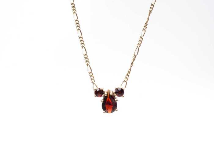 A garnet necklace in 9 carat yellow gold