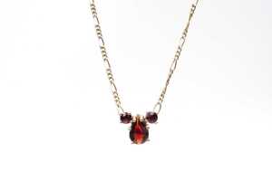 A garnet necklace in 9 carat yellow gold